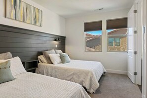 3 bedrooms, desk, iron/ironing board, travel crib - Desert Moose, PARADISE VILLAGE, PING PONG, POOLS AND LAZY RIVER! (Santa Clara)