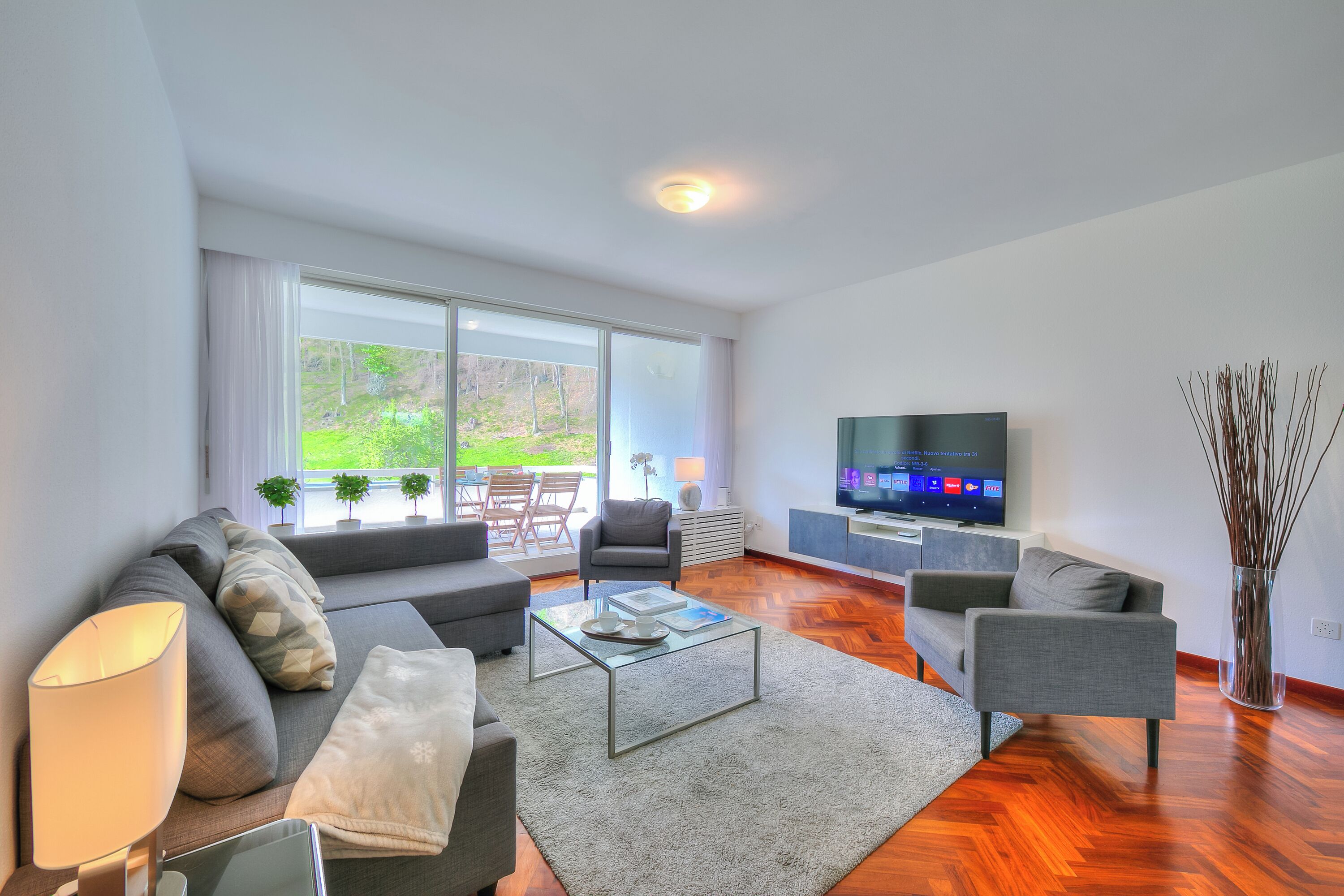 Appartement Familial, plusieurs chambres, côté montagne (Residenza Parco Carona) | Coin séjour | TV connectée de 21 pouces avec chaînes par satellite