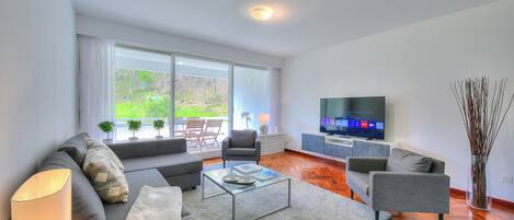 Appartement Familial, plusieurs chambres, cÎté montagne (Residenza Parco Carona) | Coin séjour | TV connectée de 21 pouces avec chaßnes par satellite