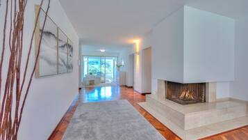 Familienapartment, Mehrere Schlafzimmer, Kühlschrank und Mikrowelle (Residenza Parco Carona) | Innenbereich