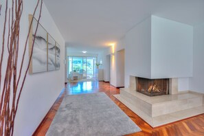 Departamento familiar, varias habitaciones, refrigerador y microondas (Residenza Parco Carona) | Área de sala de estar | Smart TV de 21 pulgadas con canales vía satélite