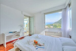 Familienapartment, Mehrere Schlafzimmer, Kühlschrank und Mikrowelle (Residenza Parco Carona) | 2 Schlafzimmer, laptopgeeigneter Arbeitsplatz, Bügeleisen/Bügelbrett