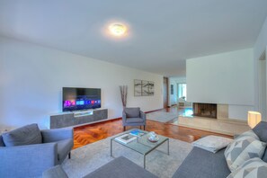 Family Apartment, Multiple Bedrooms, Refrigerator & Microwave, Mountainside (Residenza Parco Carona) | Living area | 21-inch Smart TV with satellite channels - Residenza Parco Carona (Lugano)