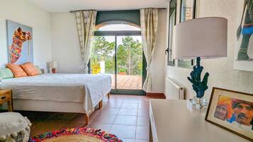 3 slaapkamers, een strijkplank/strijkijzer, internet, beddengoed