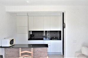 Kühlschrank, Mikrowelle, Wasserkocher mit Kaffee-/Teezubehör, Toaster