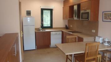 Frigorífico, microondas, horno y lavavajillas