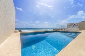 Una piscina al aire libre, una piscina climatizada