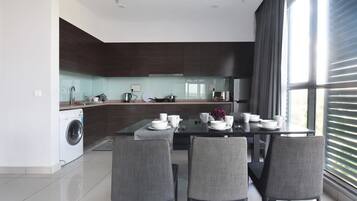 Refrigerador, microondas, parrilla de estufa y utensilios de cocina