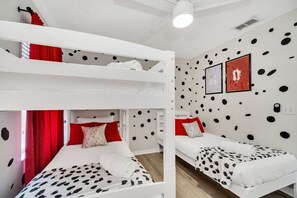 7 bedrooms, iron/ironing board, travel cot, WiFi - Southwest facing pool! 5 Miles from Disney. (Kissimmee)