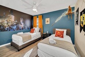7 bedrooms, iron/ironing board, travel cot, WiFi - Southwest facing pool! 5 Miles from Disney. (Kissimmee)