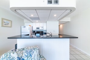 Kylskåp, mikrovågsugn, ugn och spishäll