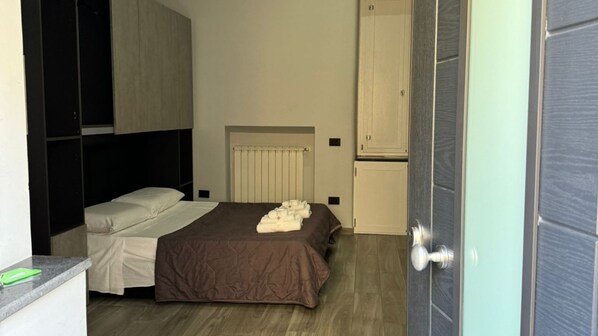 Une chambre à coucher avec un lit, un bureau et une armoire.