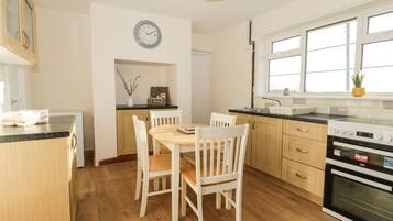 Cottage | Private kitchen | Fridge, cookware/dishes/utensils