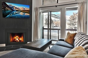 Smart TV, fireplace