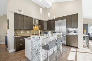 Refrigerador, microondas, parrilla de estufa y lavavajillas 