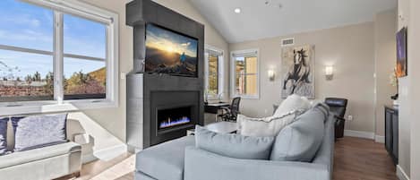 Smart TV, fireplace