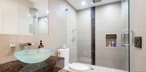 Ensemble baignoire-douche, baignoire à remous, séchoir à cheveux