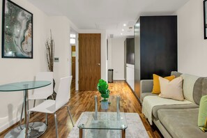 TV - One Bedroom Serviced Apartment in Lamb's Passage London by MySquare (London)