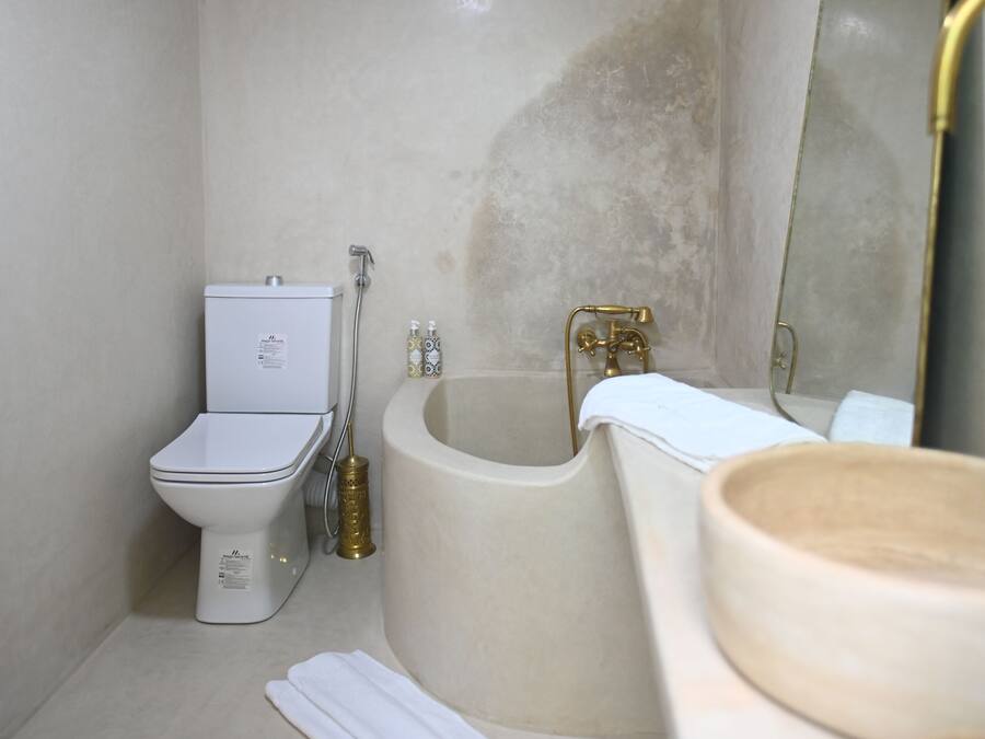 Un baño con inodoro, lavabo y bañera.