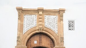 A wooden door with a number "7" above it, set within an ornate stone archway. - Riad Dar Rabiaa (Rabat)