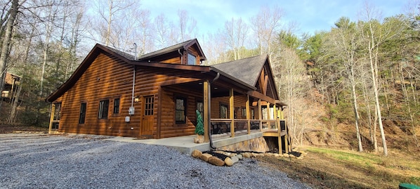 Exterior - Big Porch and Wide Open Spaces (Sevierville)