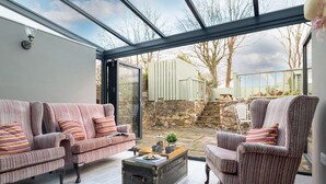 TV, fireplace - Esmor Cottage (Caerwys)