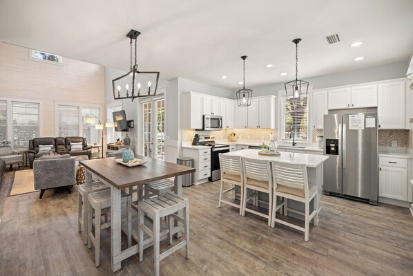 Réfrigérateur, four à micro-ondes, un four, surface de cuisson