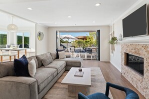 Smart TV y chimenea 
