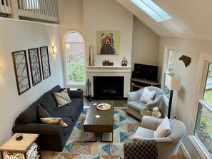 Smart TV, fireplace, DVD player, books - Asheville's Best Mountain Retreat-5 mile. Downtown! Pet Friendly,Nice Spa & Deck (Asheville)