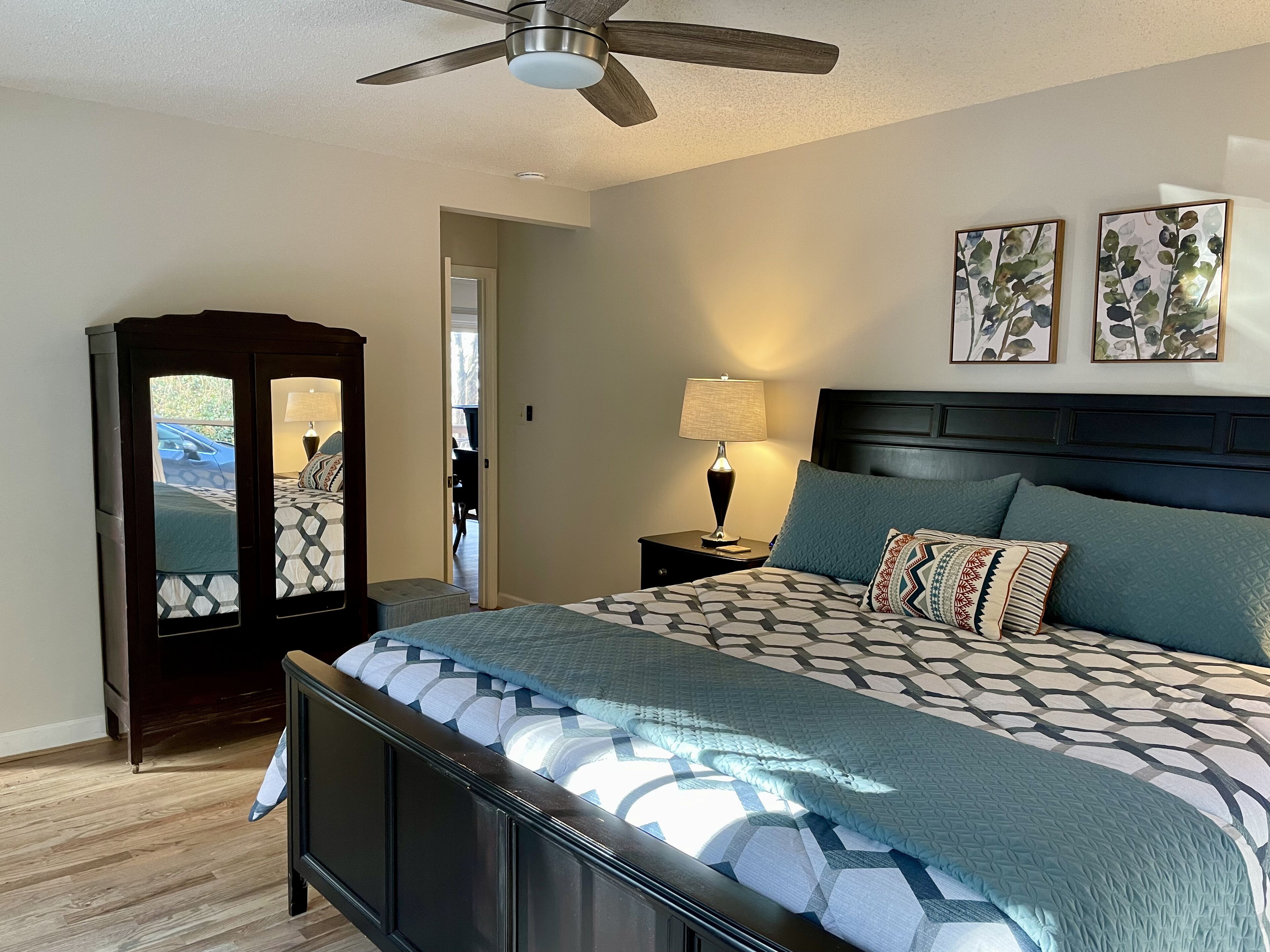 4 bedrooms, desk, iron/ironing board, travel cot