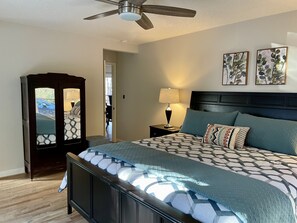 4 bedrooms, desk, iron/ironing board, travel cot - Asheville's Best Mountain Retreat-5 mile. Downtown! Pet Friendly,Nice Spa & Deck (Asheville)