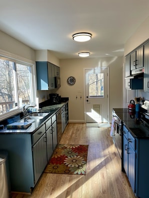 Fridge, microwave, oven, stovetop - Asheville's Best Mountain Retreat-5 mile. Downtown! Pet Friendly,Nice Spa & Deck (Asheville)