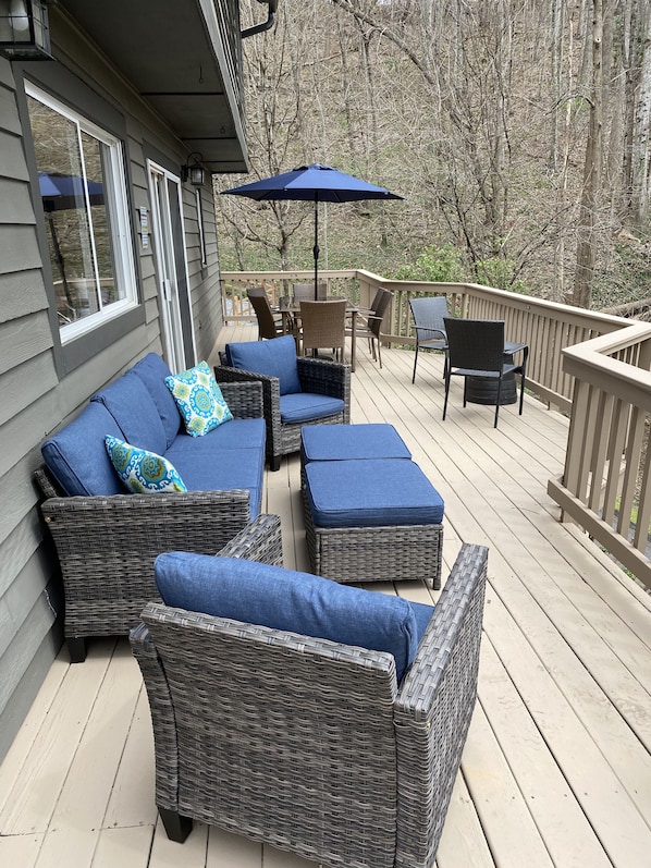 Terrace/patio - Asheville's Best Mountain Retreat-5 mile. Downtown! Pet Friendly,Nice Spa & Deck (Asheville)