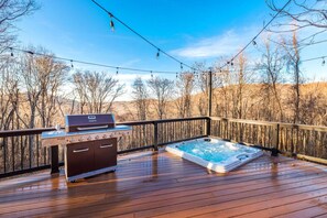 Outdoor spa tub - Shenandoah Yurt: Hot Tub~Wood Stove~WiFi~EVcharger (Stanley)