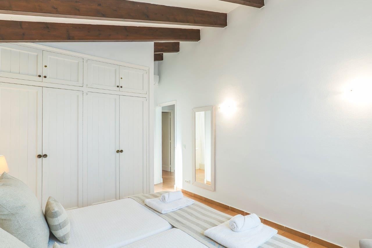 3 habitaciones, tabla de planchar con plancha y acceso a internet 