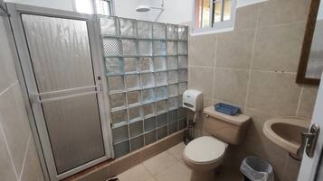 Familie studio suite, uitzicht op bergen, op Executive-verdieping | Badkamer | Een douche, een regendouche, handdoeken