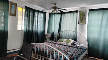 Familie-studiosuite, fjellutsikt, executive-nivå | Dundyner, individuelt dekorert, individuelt innredet og sengetøy