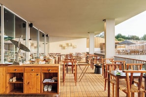 Hi ha 2 restaurants amb dinars 