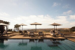 Piscine extérieure, chaises longues