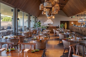2 restaurants, lunch served