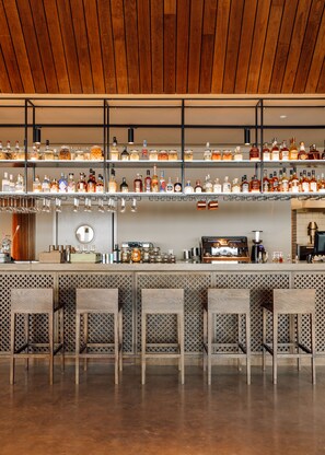 2 restaurants; lunch and dinner served  - Immerso Hotel, a Member of Design Hotels (Mafra)