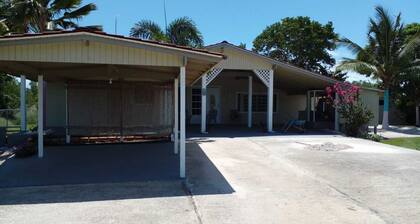Cozy farmhouse w/ private pool near beaches & tourist attractions