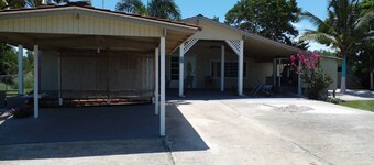 Cozy farmhouse w/ private pool near beaches & tourist attractions