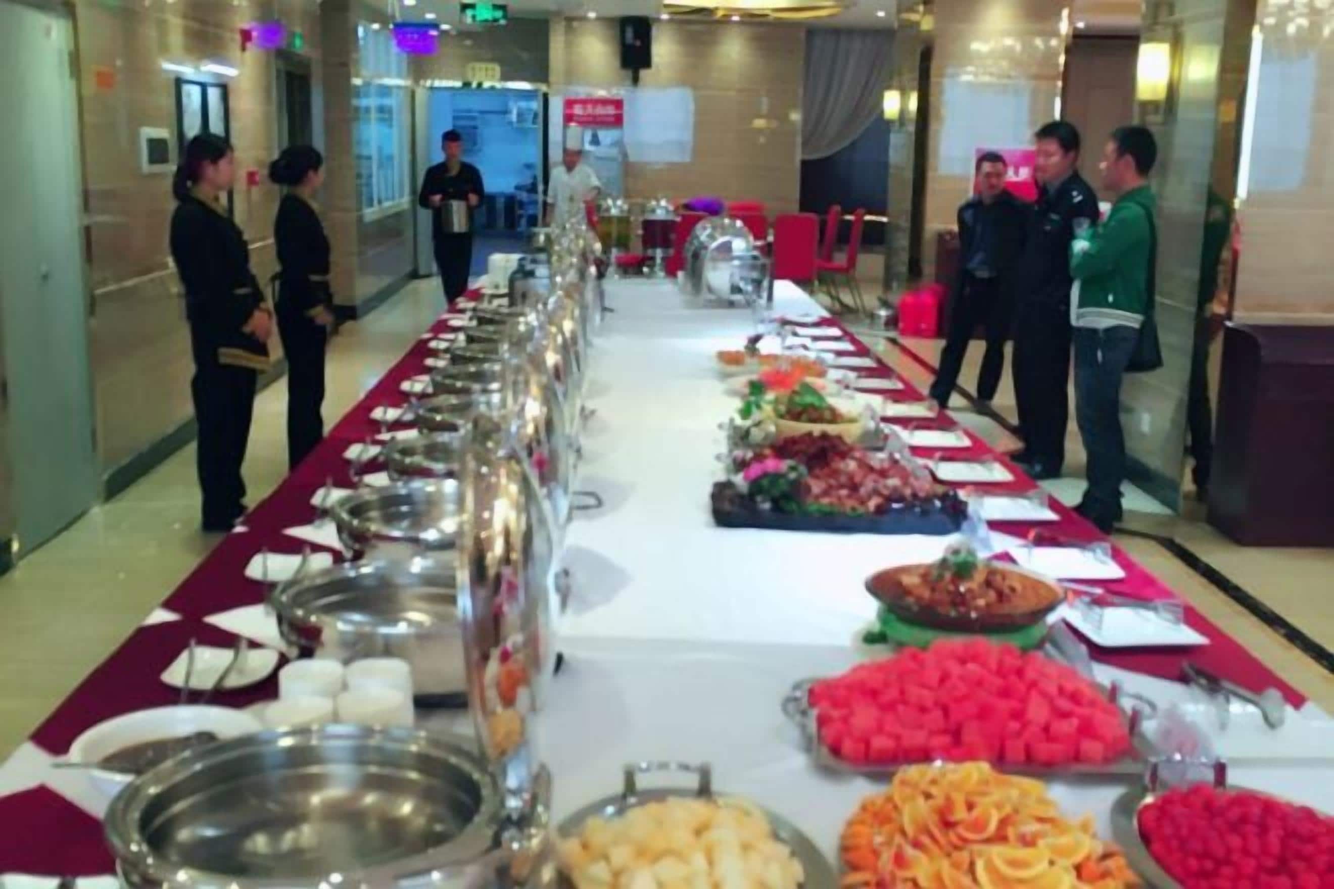 Un buffet proposant une variété de plats et une longue table.