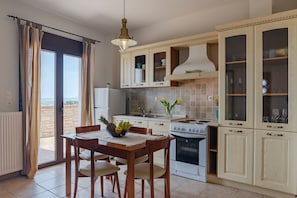 Fridge, oven, stovetop, coffee/tea maker