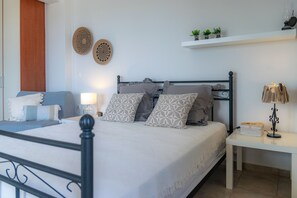 Iron/ironing board, free WiFi, bed sheets