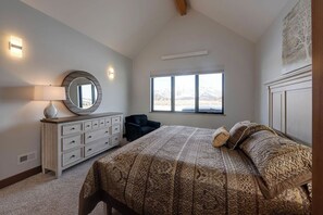 6 soverom, strykejern/-brett, reiseseng for barn og wi-fi (inkludert)