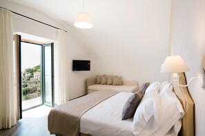 3 bedrooms, in-room safe, iron/ironing board, travel cot