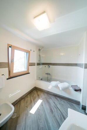 Combined shower/bathtub, hair dryer, bidet, towels
