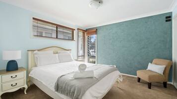 4 bedrooms, iron/ironing board, WiFi, bed sheets